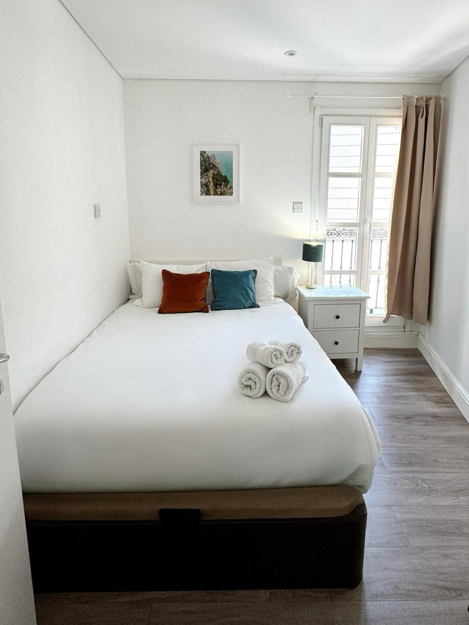 Deluxe City Centre Two Bedroom - Grand Central House Gibraltar Extérieur photo